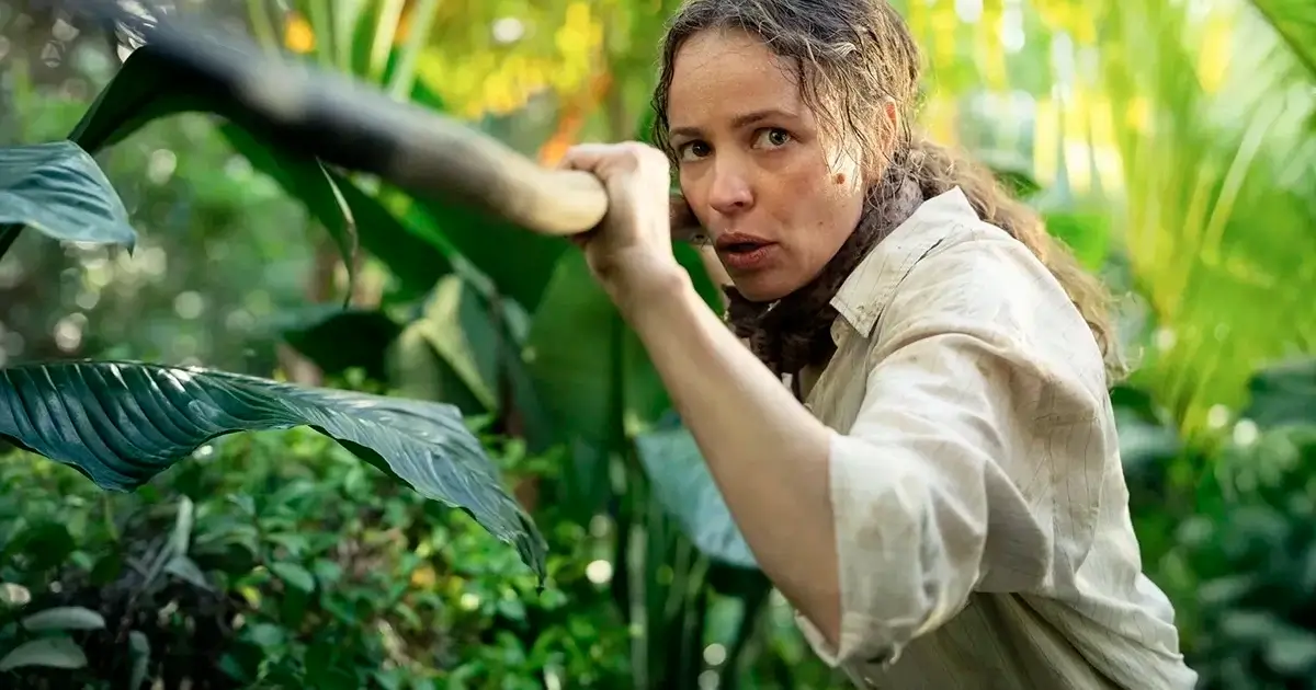 Rachel McAdams em cena intensa na selva no filme Socorro! (Send Help, 2026), dirigido por Sam Raimi.
