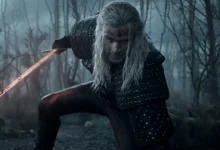 Liam Hemsworth como Geralt de Rívia em cena sombria da quarta temporada de The Witcher, série da Netflix.