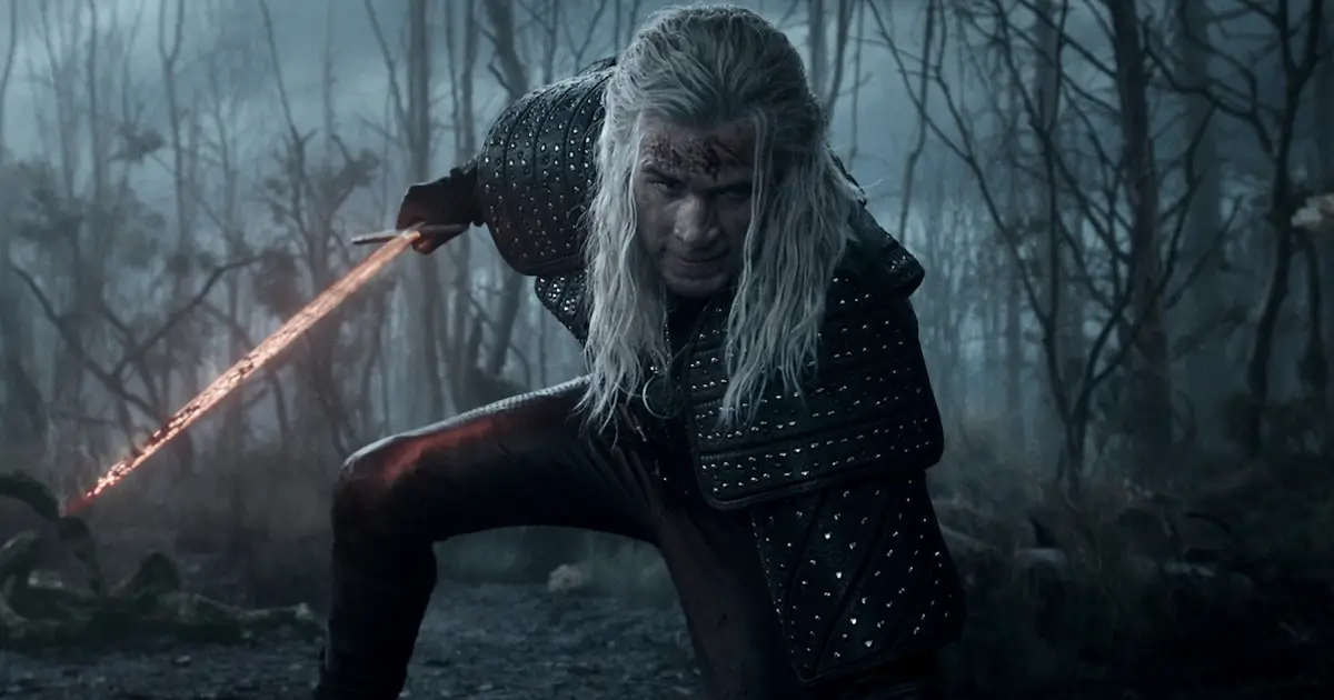 Liam Hemsworth como Geralt de Rívia em cena sombria da quarta temporada de The Witcher, série da Netflix.