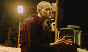 Emma Stone como Michelle Fuller em cena de Bugonia (2025), novo filme de Yorgos Lanthimos — destaque no trailer final de Bugonia.