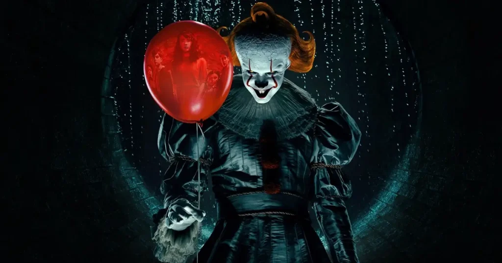 Pennywise segura um balão vermelho em cena promocional de IT: Bem-Vindos à Derry, série prelúdio do universo de Stephen King.