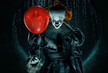 Pennywise segura um balão vermelho em cena promocional de IT: Bem-Vindos à Derry, série prelúdio do universo de Stephen King.