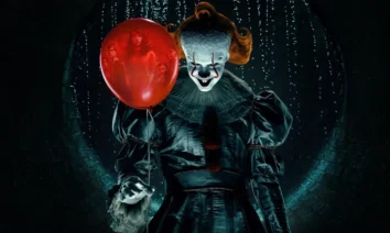Pennywise segura um balão vermelho em cena promocional de IT: Bem-Vindos à Derry, série prelúdio do universo de Stephen King.