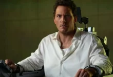 Chris Pratt sentado em cadeira de interrogatório em cena do trailer de Justiça Artificial (Mercy, 2026)