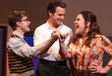 Daniel Radcliffe, Jonathan Groff e Lindsay Mendez em cena do musical Merrily We Roll Along, dirigido por Maria Friedman.