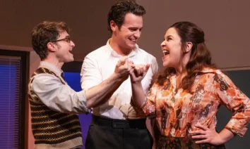 Daniel Radcliffe, Jonathan Groff e Lindsay Mendez em cena do musical Merrily We Roll Along, dirigido por Maria Friedman.