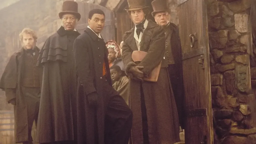 amistad 1997 filme Morgan Freeman, Matthew McConaughey e Chiwetel Ejiofor em trajes de época vitorianos em cena de Amistad