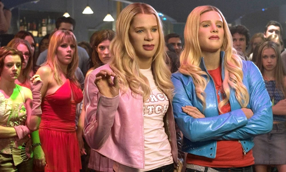 Jessica Cauffiel, Busy Philipps, Marlon Wayans, Shawn Wayans e Jennifer Carpenter em cena do filme As Branquelas (2004), destaque das músicas de As Branquelas na icônica sequência da boate.