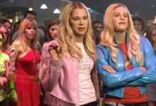 Jessica Cauffiel, Busy Philipps, Marlon Wayans, Shawn Wayans e Jennifer Carpenter em cena do filme As Branquelas (2004), destaque das músicas de As Branquelas na icônica sequência da boate.