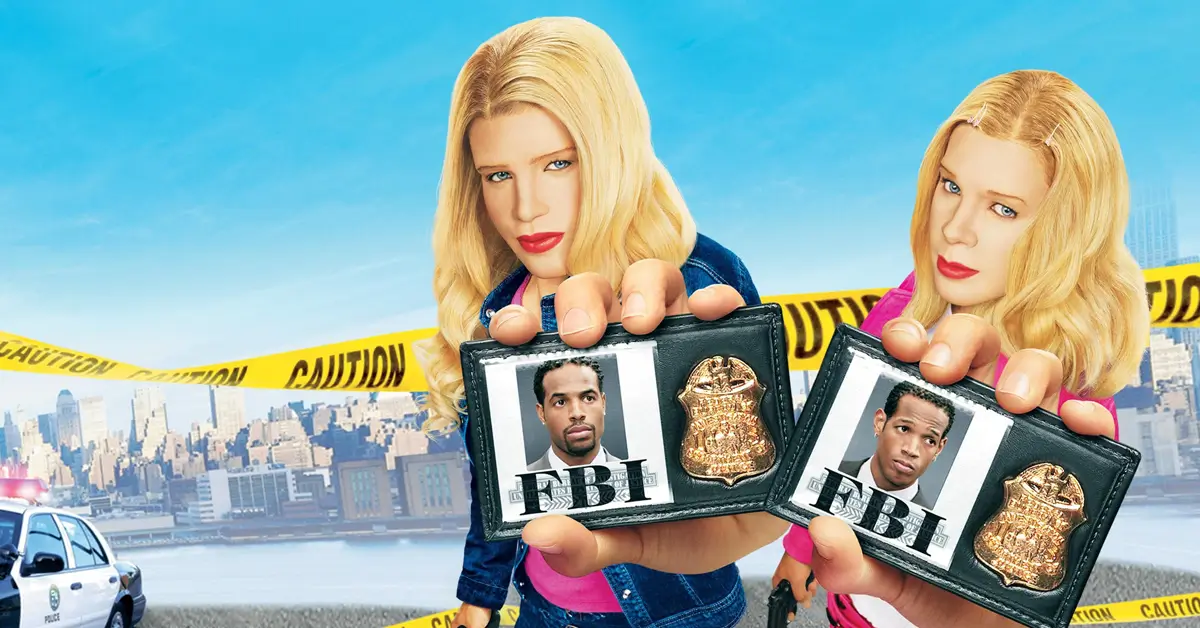 Pôster de As Branquelas (2004) com Shawn e Marlon Wayans caracterizados como Brittany e Tiffany Wilson, destaque para a trilha sonora do filme.