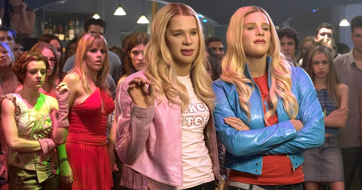 Jessica Cauffiel, Busy Philipps, Marlon Wayans, Shawn Wayans e Jennifer Carpenter em cena do filme As Branquelas (2004), destaque das músicas de As Branquelas na icônica sequência da boate.