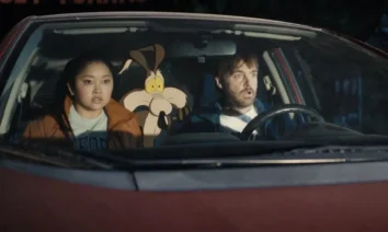 coyote vs acme 2026 Will Forte e Lana Condor dentro de carro com Coiote Wile E no banco traseiro em Coyote vs Acme, um dos filmes da Warner em 2026