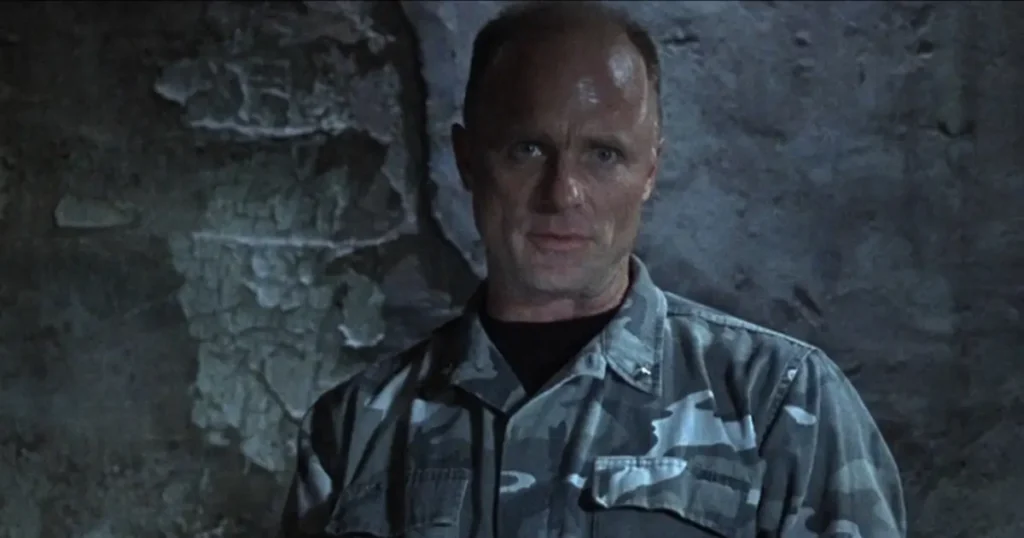 ed harris a rocha Ed Harris como General Francis Hummel em uniforme militar em A Rocha (1996)