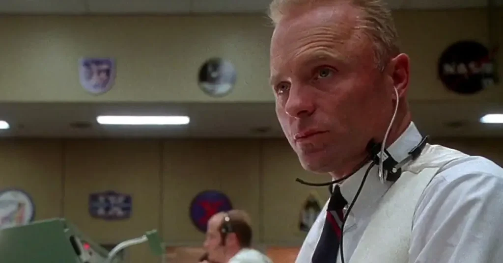 ed harris apollo 13 Ed Harris como Gene Kranz em "Apollo 13" (1995) usando headset e gravata no centro de controle da NASA.