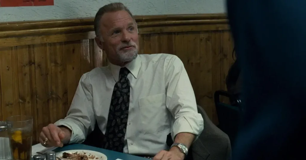 ed harris medo da verdade Ed Harris como Capitão Jack Doyle em Medo da Verdade 2007 sentado à mesa com expressão contemplativa