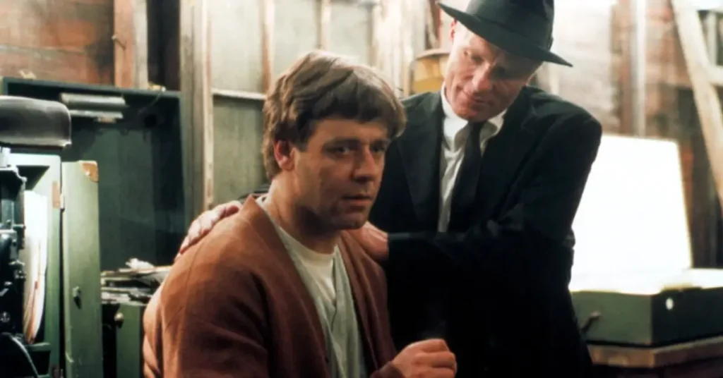 ed harris uma mente brilhante Ed Harris como William Parcher e Russell Crowe como John Nash em cena de Uma Mente Brilhante 2001