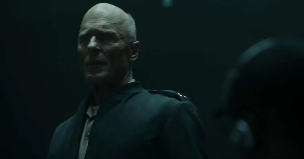 ed top gun maverick Ed Harris como Contra-Almirante Chester Cain em Top Gun Maverick (2022) com expressão autoritária