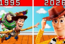 Comparação entre Woody e Buzz em 1995 e Woody em 2026, ilustrando a evolução dos efeitos especiais em Toy Story com avanços em texturas, iluminação e renderização.