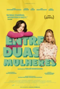 Pôster do filme Entre Duas Mulheres Pôster do filme Entre Duas Mulheres com duas atrizes em fundo amarelo, uma apoiada sobre letras grandes do título