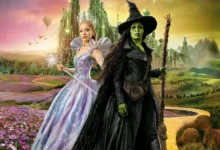 Cynthia Erivo e Ariana Grande em Wicked Parte 2, principal destaque das estreias de 20 de novembro de 2025, posando na estrada de tijolos amarelos com a Cidade Esmeralda ao fundo
