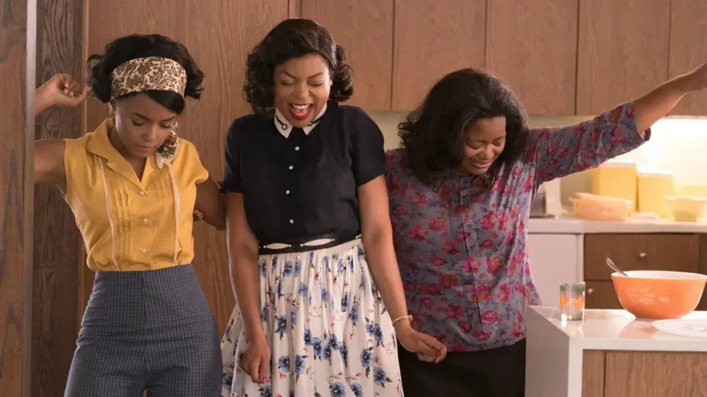 estrelas alem do tempo 2016 filme Taraji P. Henson, Octavia Spencer e Janelle Monáe dançando em cozinha em cena de Estrelas Além do Tempo