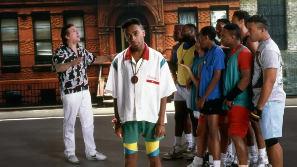 faca a coisa certa do the right thing 1989 filme Danny Aiello e jovens negros em confronto de rua em cena de Faça a Coisa Certa