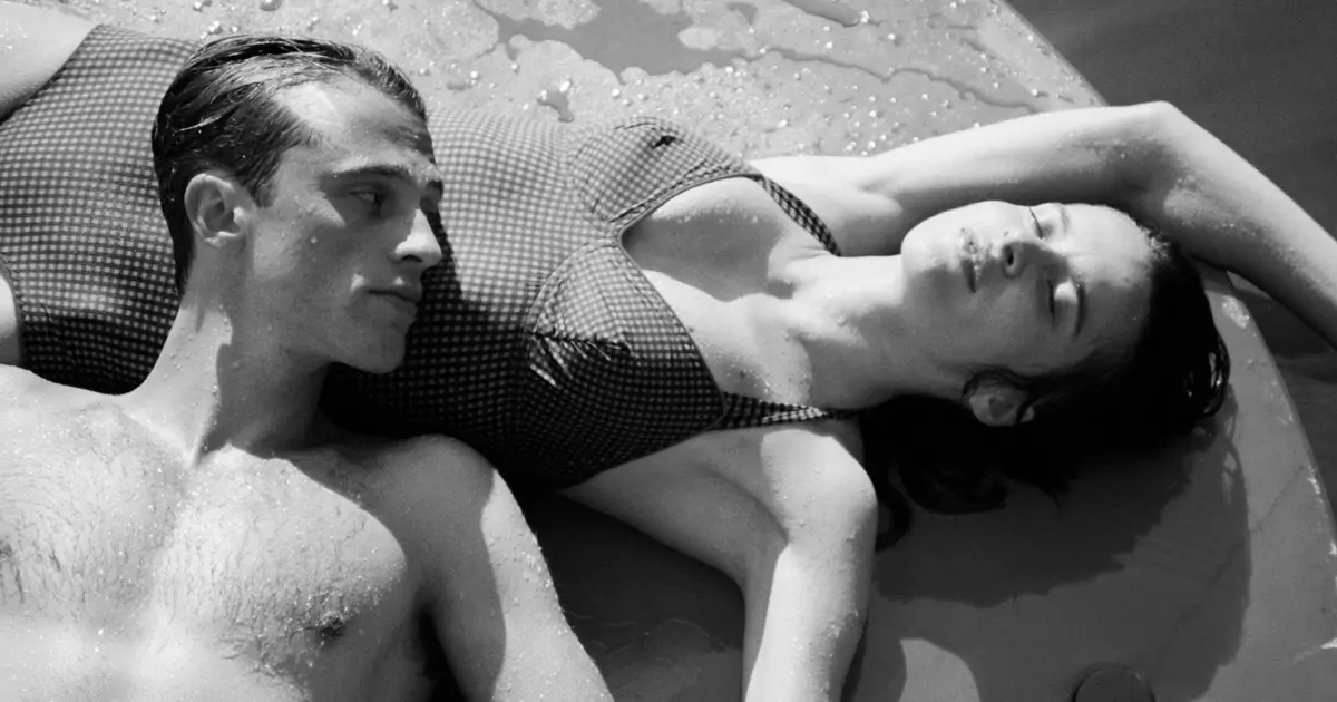 Rebecca Marder e Benjamin Voisin deitados juntos em cena do filme O Estrangeiro (2025), dirigido por François Ozon, durante o Festival de Cinema Francês do Brasil