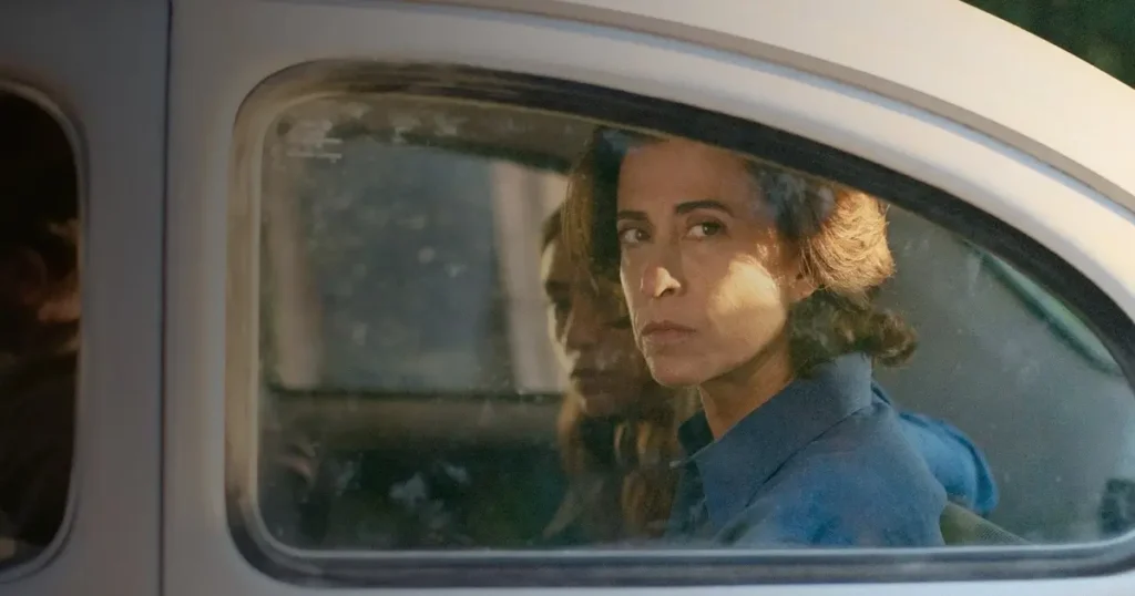 Fernanda Torres como Eunice Paiva dentro de um carro em cena do filme Ainda Estou Aqui (2024). Um dos filmes sobre a ditadura do Brasil