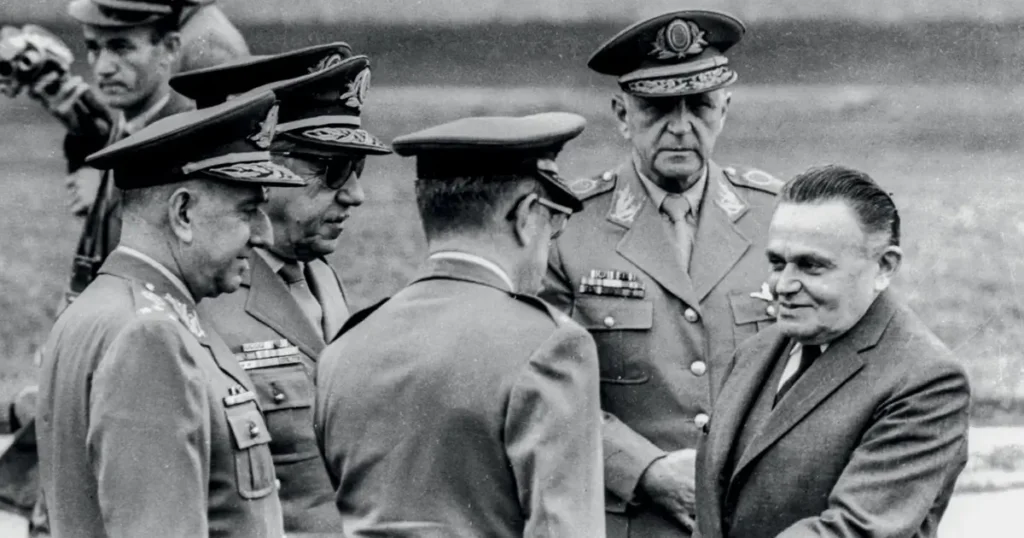 Cena do documentário O Dia que Durou 21 Anos mostrando militares brasileiros durante o golpe de 1964 com apoio dos Estados Unidos