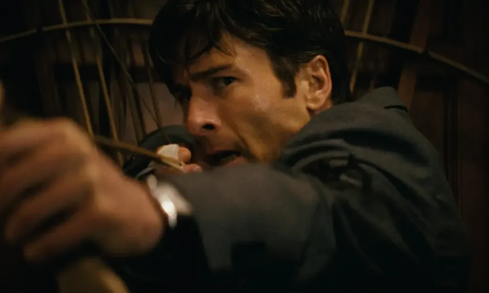 how to make a killing 2026 Glen Powell empunhando um arco em cena do filme How to Make a Killing (2026), dirigido por John Patton Ford.