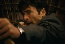 how to make a killing 2026 Glen Powell empunhando um arco em cena do filme How to Make a Killing (2026), dirigido por John Patton Ford.