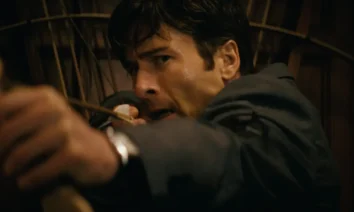 Glen Powell empunhando um arco em cena do filme How to Make a Killing (2026), dirigido por John Patton Ford.