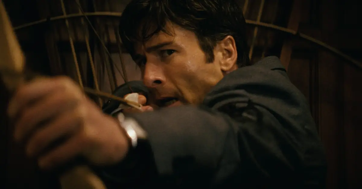 Glen Powell empunhando um arco em cena do filme How to Make a Killing (2026), dirigido por John Patton Ford.