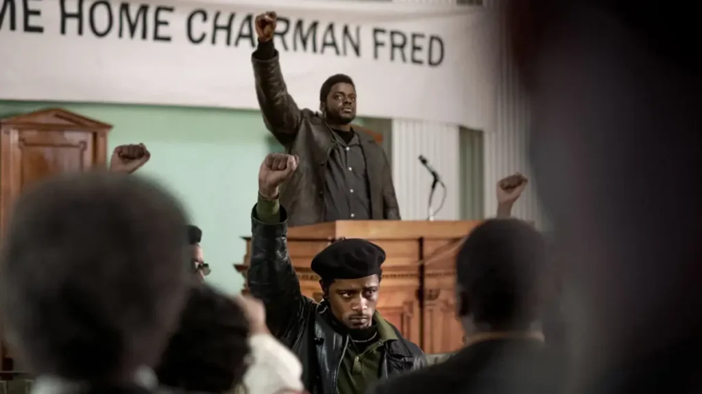judas e o messias negro 2021 filme Daniel Kaluuya e LaKeith Stanfield em cena de Judas e o Messias Negro com punhos erguidos em assembleia