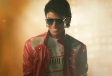 Jaafar Jackson caracterizado como Michael Jackson no filme “Michael” (2026), usando jaqueta vermelha icônica.