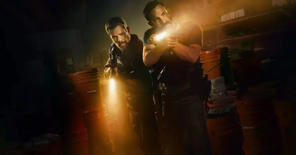 Matt Damon e Ben Affleck como agentes táticos armados com lanternas em cena de ação de Dinheiro Suspeito, thriller entre os filmes da Netflix em 2026.