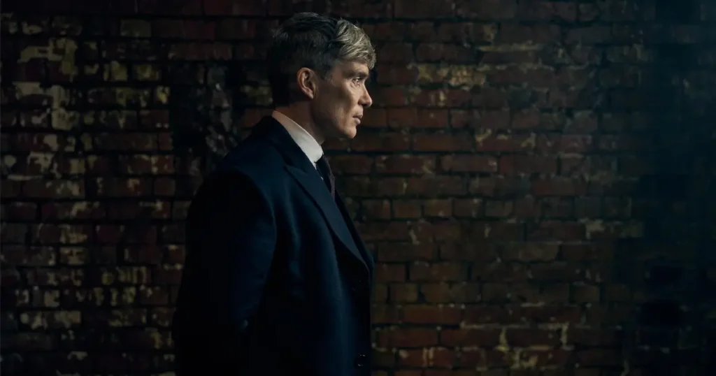 Cillian Murphy caracterizado como líder dos Peaky Blinders em uma cena sombria do filme de Peaky Blinders de 2026, O Homem Imortal.