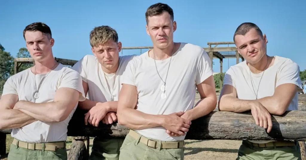 Bill Skarsgård, Tom Francis, Ray Nicholson e Nicholas Galitzine como fuzileiros navais em uniforme militar branco em The Mosquito Bowl, filme de guerra na Netflix em 2026 dirigido por Peter Berg