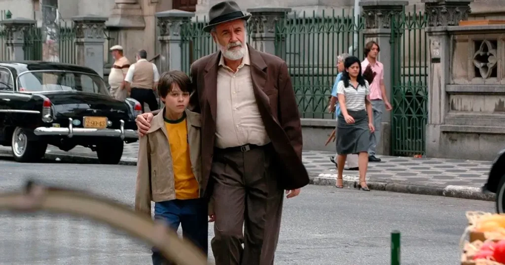 Germano Haiut e Michel Joelsas em cena de O Ano em que Meus Pais Saíram de Férias, filme sobre ditadura militar brasileira