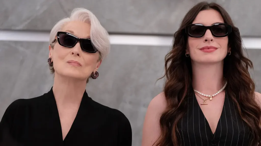 Meryl Streep e Anne Hathaway usando óculos escuros em cena de O Diabo Veste Prada 2, sequência aguardada nos filmes 2026