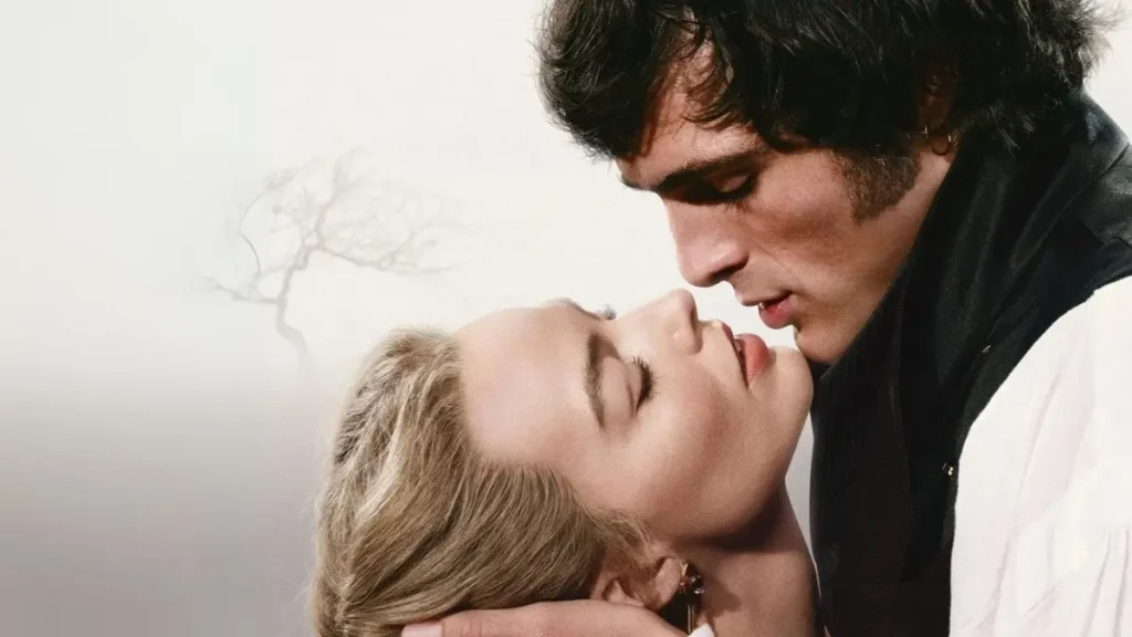 Margot Robbie e Jacob Elordi em cena romântica de O Morro dos Ventos Uivantes (2026), adaptação dirigida por Emerald Fennell para o cinema 2026