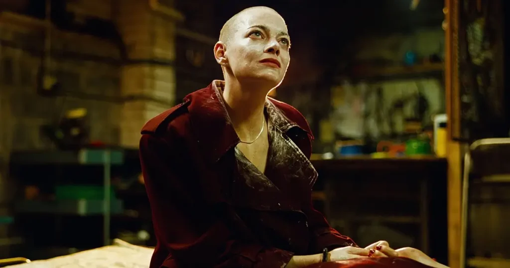 oscar 2026 bugonia Emma Stone com a cabeça raspada em cena de Bugonia (2025), thriller psicológico de Yorgos Lanthimos cotado como possível candidato ao Oscar 2026.