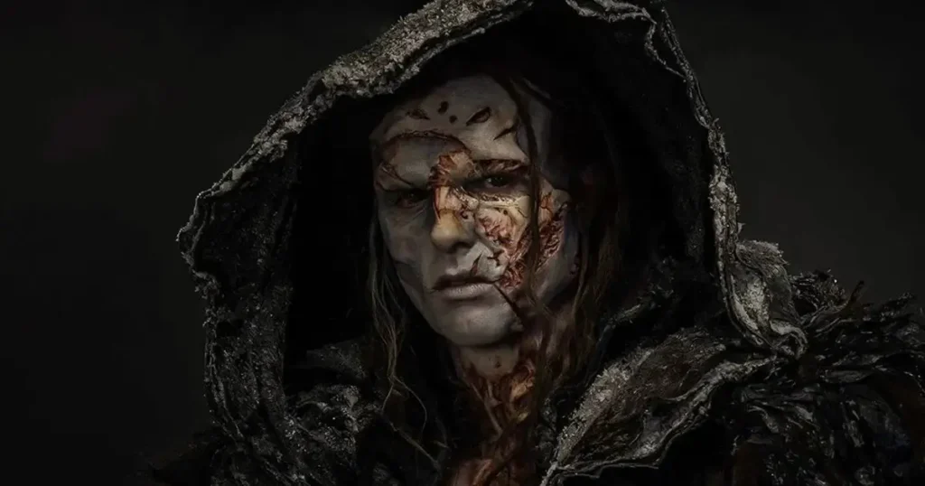 oscar 2026 frankenstein Jacob Elordi como a Criatura de Frankenstein com maquiagem protética detalhada e capuz negro no filme de Guillermo del Toro, candidato ao Oscar 2026