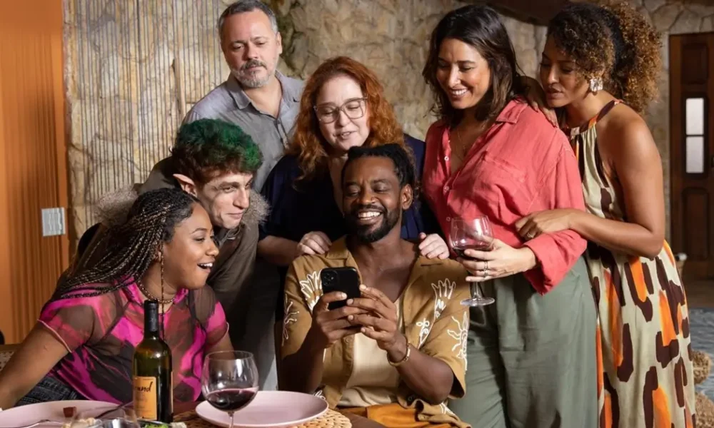 Elenco de Perfeitos Desconhecidos (2025) — Giselle Itié, Débora Lamm, Danton Mello, Sheron Menezzes e Fabrício Boliveira em cena do filme brasileiro.