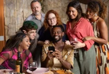 Elenco de Perfeitos Desconhecidos (2025) — Giselle Itié, Débora Lamm, Danton Mello, Sheron Menezzes e Fabrício Boliveira em cena do filme brasileiro.