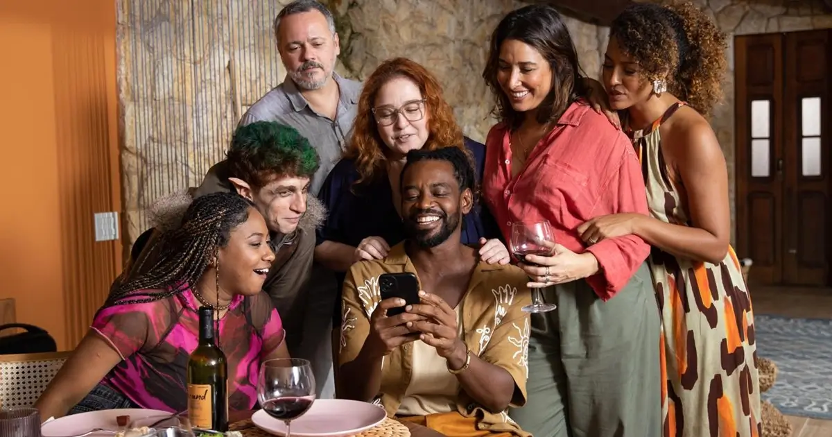 Elenco de Perfeitos Desconhecidos (2025) — Giselle Itié, Débora Lamm, Danton Mello, Sheron Menezzes e Fabrício Boliveira em cena do filme brasileiro.