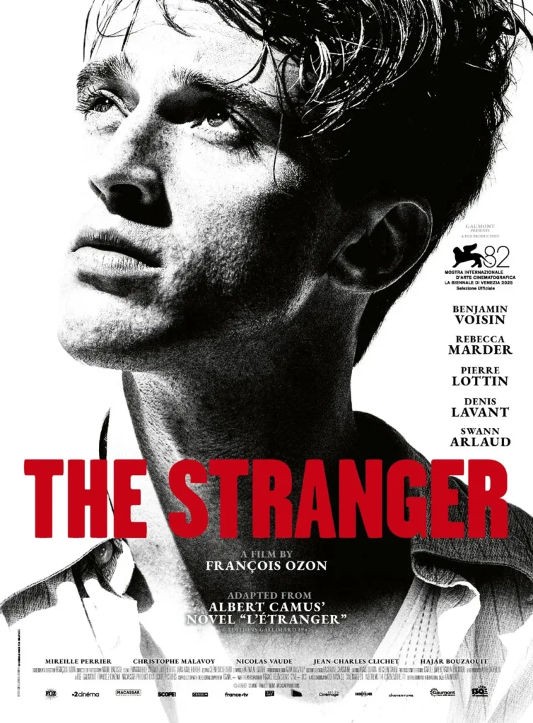 poster o estrangeiro 2025 Benjamin Voisin em destaque no pôster oficial de O Estrangeiro (2025), drama francês de François Ozon baseado no romance de Albert Camus.