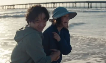 rosemead 2025 Lucy Liu e Lawrence Shou sorrindo na praia em uma cena do filme Rosemead (2025), drama baseado em uma história real dirigido por Eric Lin.
