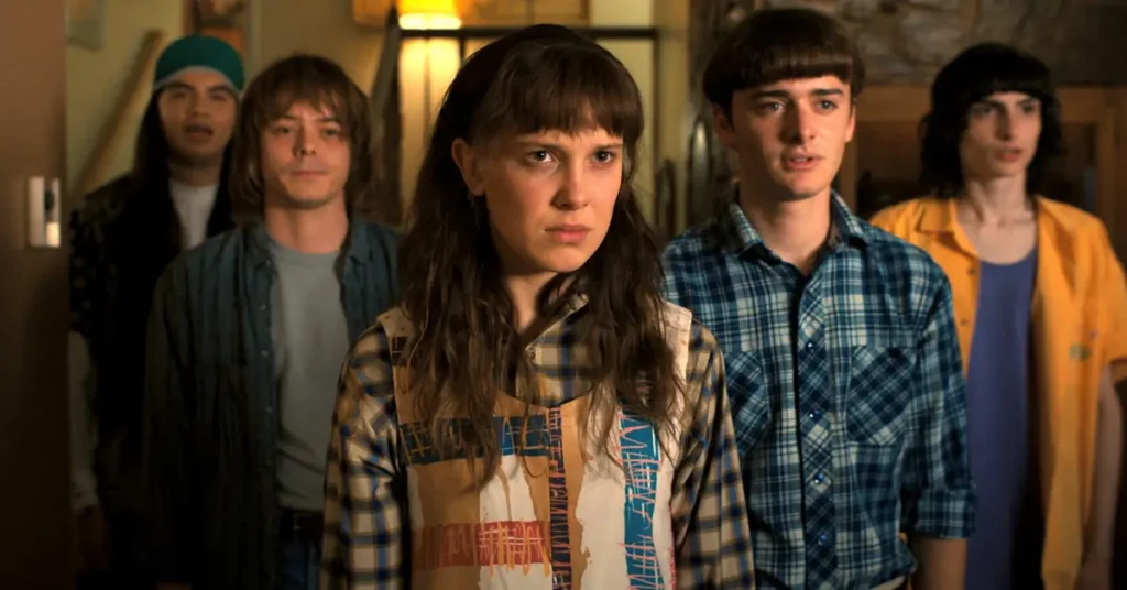 stranger things 4 episodio 3 o monstro e a super heroina Eleven, Mike, Will e Jonathan em cena de Stranger Things 4 durante os conflitos do episódio 3.