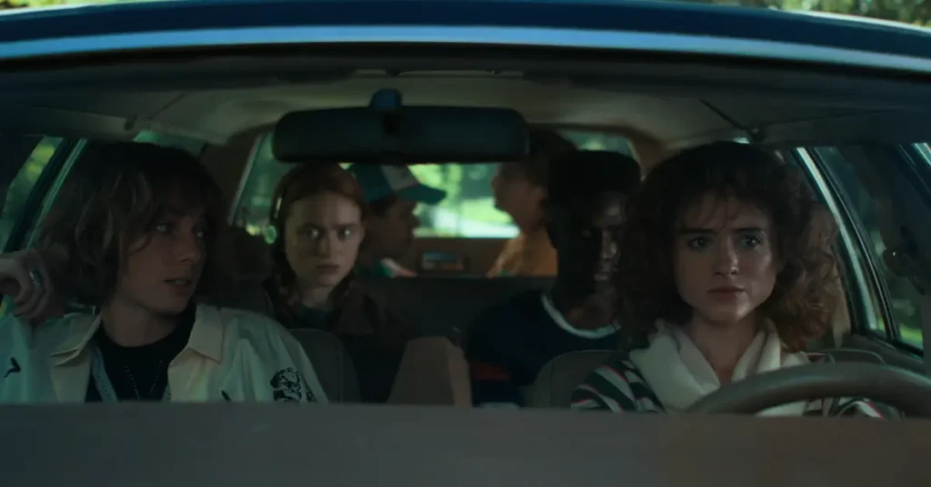 stranger things 4 episodio 6 mergulho Nancy, Robin, Max e Lucas dentro do carro em Stranger Things 4, preparando-se para investigar o portal no Lago Lovers.